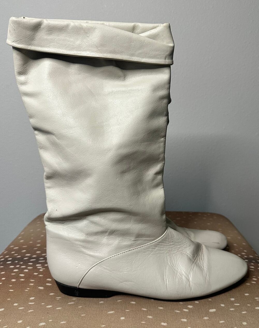 VINTAGE COBBIES Off White Leather Flat Slouch Boots Size 8.5